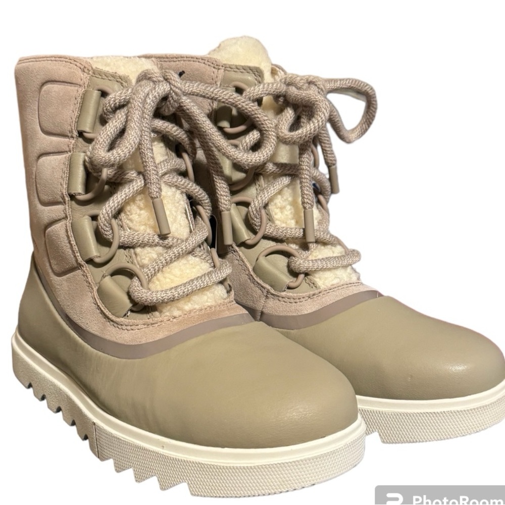 SOREL boots with outer shearling, new, Size 6.